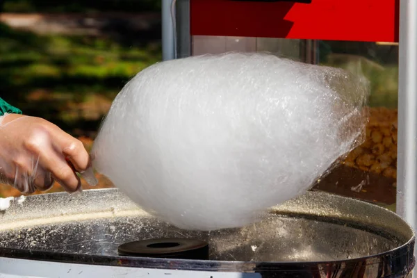 Making white cotton candy in cotton candy machine close-up — Stock Photo, Image