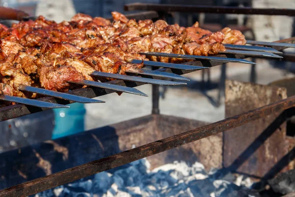 Cuisiner le kebab grillé sur une brochette métallique — Photo