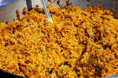 Et ve baharatile pilav pişirme