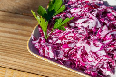 Kırmızı lahana salatası soğan ve mayonez ahşap tablo