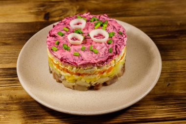 Geleneksel Rus salatası 