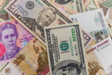 Amerikan dolarlarının, Rus rublelerinin ve Ukrayna Hryvnialarının çok yönlü geçmişi
