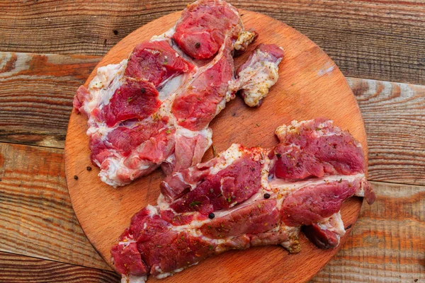 木のまな板にスパイスを添えた生豚肉の生肉 — ストック写真