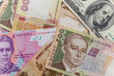Amerikan dolarlarının, Rus rublelerinin ve Ukrayna Hryvnialarının çok yönlü geçmişi