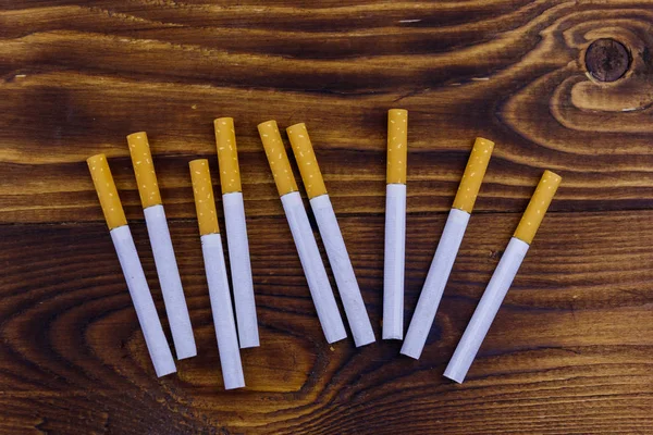 Тютюнові сигарети на дерев'яному столі — стокове фото