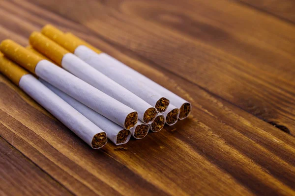 Tabak sigaretten op houten tafel — Stockfoto