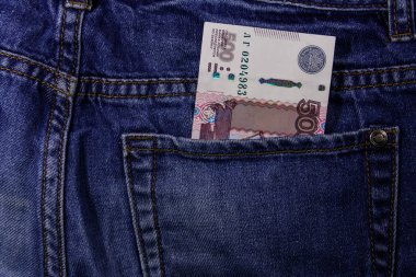 500 mavi kot cebinde Rus ruble banknot