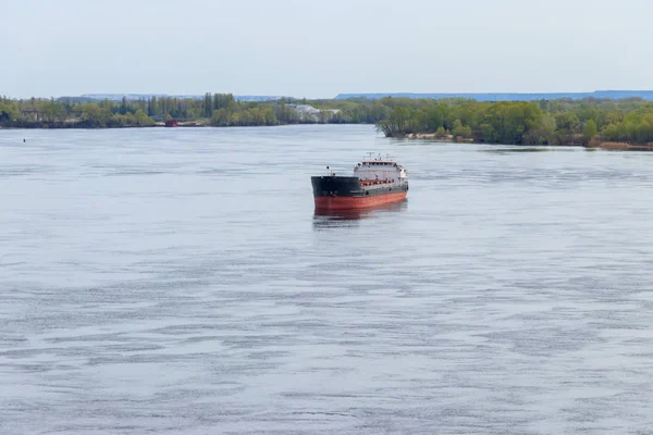 Cargo ship sailing on the river Dnieper — Stock Photo, Image