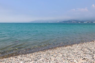 Batumi, Georgia 'da Karadeniz kıyısındaki çakıl taşı plajı.