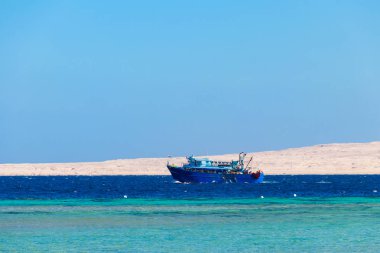 Hurghada, Mısır 'daki Kızıl Deniz' de balıkçı teknesi.