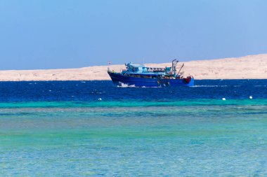 Hurghada, Mısır 'daki Kızıl Deniz' de balıkçı teknesi.