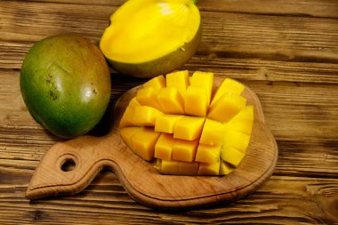 ahşap masa üzerinde taze mango meyve