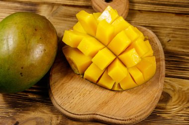 ahşap masa üzerinde taze mango meyve