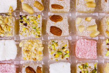 Bir kutu yakın çekimde çeşitli türk lokumu