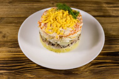 Ahşap masada geleneksel Rus salatası Mimoza