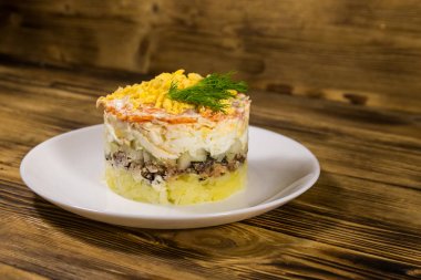 Ahşap masada geleneksel Rus salatası Mimoza