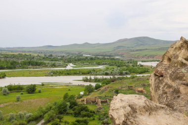 Antik mağara şehri Uplistsikhe, Georgia 'dan Kura Nehri ve Kafkas Dağları manzarası