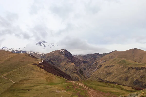 Vista sobre el monte Kazbek en las montañas del Cáucaso, Georgia — Foto de Stock