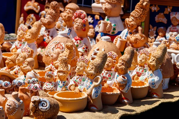 Figuras de arcilla ucraniana a la venta en el mercado de recuerdos — Foto de Stock
