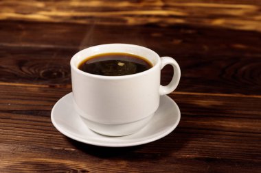 Tahta masada bir fincan kahve.