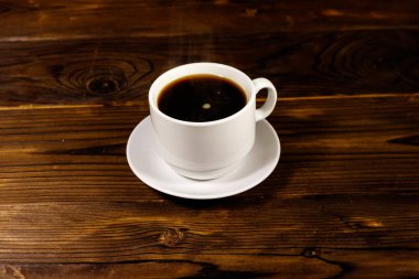 Tahta masada bir fincan kahve.