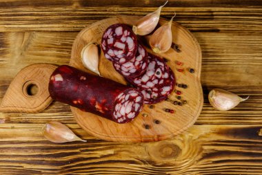 Tahta üzerinde dilimlenmiş salam sosisi. Üst görünüm