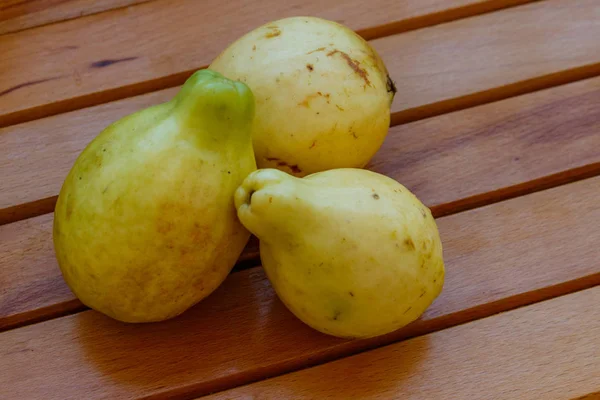Frutti interi di guava sul tavolo di legno — Foto Stock