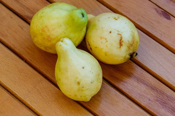 Ahşap masada bütün guava meyveleri — Stok fotoğraf