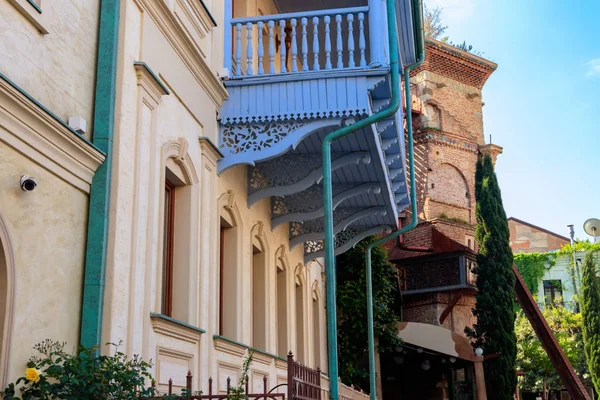 Balcones tallados tradicionales y casas coloridas en el casco antiguo de Tiflis, Georgia — Foto de Stock
