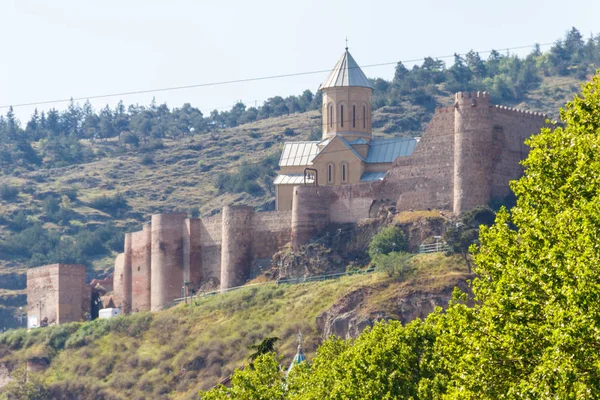 Вид на неприступную древнюю крепость Нарикала и церковь Святого Николая в Тбилиси, Грузия — стоковое фото