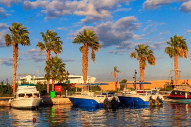 Hurghada, Mısır 'ın deniz limanında beyaz yatlar. Kızıl Deniz 'de turist botları olan liman