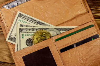 Ahşap arka plan üzerinde amerikan yüz dolar banknotlar ve altın bitcoin ile Cüzdan