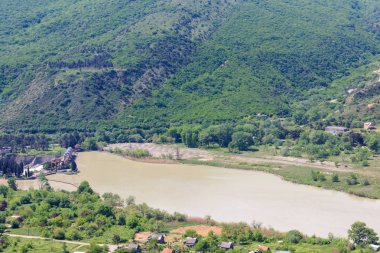 Gürcistan 'ın Kafkasya dağlarındaki Kura (Mtkvari) nehrinin manzarası 