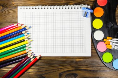 Ahşap arka plan üzerinde çizim araçları kümesi 