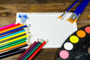 Ahşap arka plan üzerinde çizim araçları kümesi 