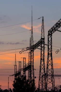 Yüksek gerilim enerji santrali gün batımında