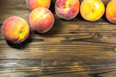 Tahta masada olgun şeftaliler