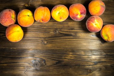 Tahta masada olgun şeftaliler