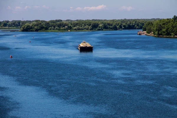 Aak drijvend op de rivier de Dnjepr — Stockfoto