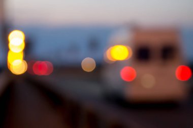 Bokeh gecenin karanlığında arabanın ışıklarını kararttı.