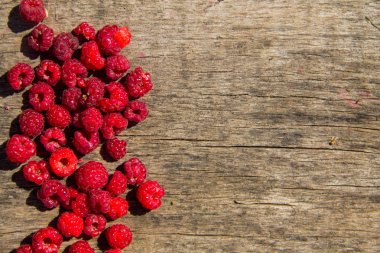 Ahududu rustik ahşap zemin üzerinde. Kopya alanı ile Üstten Görünüm