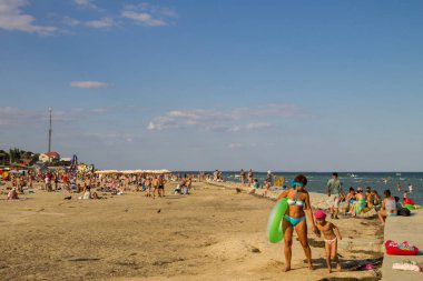 Bilinmeyen kişi Azak beach denizin tadını çıkarın.