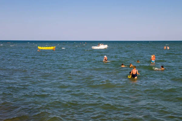 Personas desconocidas divirtiéndose en el mar de Azov — Foto de Stock
