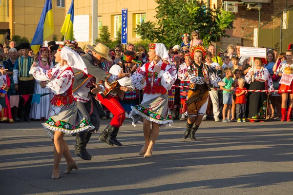 Dancers in ukrainian traditional clothing during festival — Stock Photo, Image