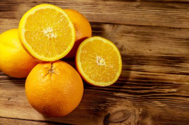 Tahta masada taze portakallar.