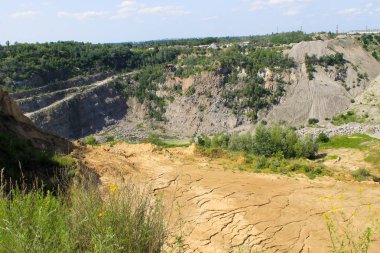 Granit ocağındaki maden kaynaklarının çıkarılması