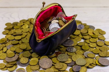 Beyaz ahşap arka planda sikke ile deri değişim çantası