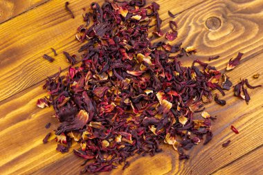 Ahşap masada kurutulmuş ebegümeci (karcade, Roselle)