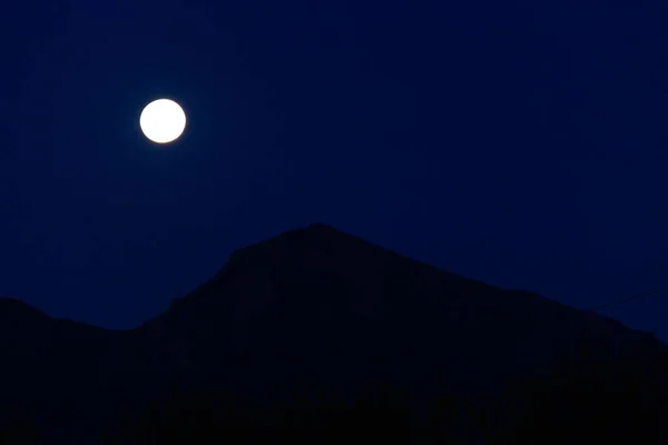 Lua cheia sobre a montanha — Fotografia de Stock