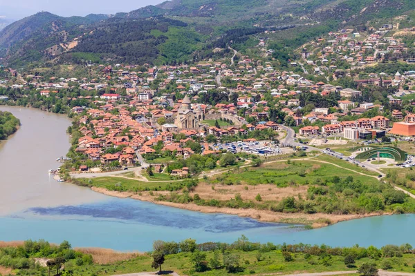 Eski şehir Mtskheta 'nın havadan görünüşü ve Gürcistan' da Kura ve Aragvi nehirlerinin birleşimi